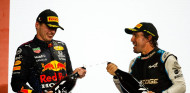 Max Verstappen y Fernando Alonso en el podio del GP de Catar F1 2021 - SoyMotor.com