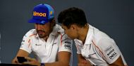 Fernando Alonso (izq.) y Lando Norris (der.) – SoyMotor.com