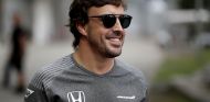 Fernando Alonso en su llegada a Singapur – SoyMotor.com