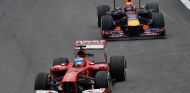 Fernando Alonso por delante de Mark Webber en 2013 – SoyMotor.com