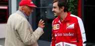 Niki Lauda charla con Fernando Alonso - LaF1.es