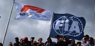 Banderas de la F1 y de la FIA en Albert Park - SoyMotor.com