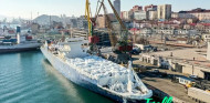 VÍDEO: un barco repleto de coches nuevos llega a Rusia ¡congelado! - SoyMotor.com