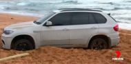 Un BMW X5 encalla en la playa y sale en las noticias... ¡tierra, trágame¡ - SoyMotor.com