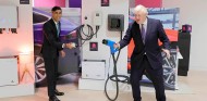 El canciller de Hacienda Rishi Sunak y el primer ministro Boris Johnson en una visita a Octopus Energy - SoyMotor.com