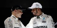 Valtteri Bottas y Lewis Hamilton en Yas Marina - SoyMotor.com