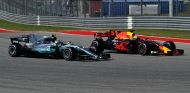 Ricciardo y Bottas durante el GP de Estados Unidos 2017 - SoyMotor.com