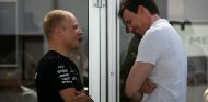 Bottas y Wolff durante un GP esta temporada - SoyMotor.com