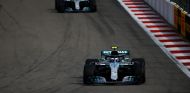 Valtteri Bottas delante de Lewis Hamilton – SoyMotor.com