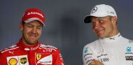 Sebastian Vettel (izq.) junto a Valtteri Bottas (der.) – SoyMotor.com
