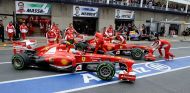 Alonso y Massa entran a la vez al box de Ferrari - LaF1
