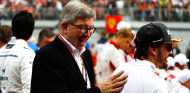 Brawn disfruta con Alonso: "Estamos viendo señales del viejo Fernando" - SoyMotor.com