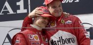 Schumacher cedió el primer cajón del podio a Barrichello - SoyMotor