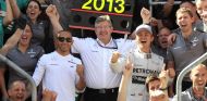 Ross Brawn celebra la victoria de Nico Rosberg en Silverstone
