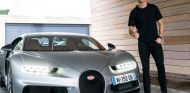 Cristiano Ronaldo junto al Bugatti Chiron - SoyMotor.com