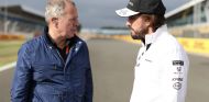 Martin Brundle (izq.) junto a Fernando Alonso (der.) – SoyMotor.com