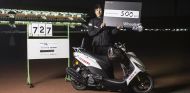 Masaru Abe posa con el certificado que acredita su récord mundial de distancia recorrida a caballito - SoyMotor