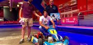 Carlos Sainz y la familia Alemany, con el kart que en 2006 llevaron al campeonato madrileño - LaF1