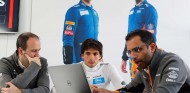 Carlos Sainz trabaja con sus ingenieros en Australia - SoyMotor