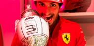 Carlos Sainz ya tiene en sus manos el trofeo del GP de Hungría - SoyMotor.com