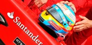 Gran subasta Ferrari: dos cascos de Alonso y Schumacher y... ¡un V12! - SoyMotor.com