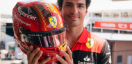 Carlos Sainz desvela su casco especial para el GP de España - SoyMotor.com