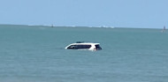 Un coche de la Policía Nacional acaba bajo el mar en Sanlúcar de Barrameda - SoyMotor.com