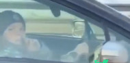 VÍDEO: adelanta a un coche sin matrícula ¡y lo conduce un niño! - SoyMotor.com
