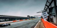 Damon Hill se reencuentra con su FW18 en el circuito de Silverstone - SoyMotor