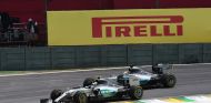 Nico Rosberg luchando con Lewis Hamilton en Interlagos - LaF1