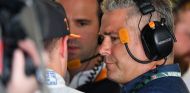 Gil de Ferran en el box de McLaren F1 – SoyMotor.com