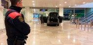 Dos detenidos por colarse en el aeropuerto de Barcelona con su coche - SoyMotor.com