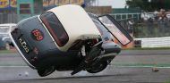 El exvocalista de AD/DC sufre un accidente durante una carrera en Silverstone - SoyMotor.com