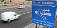 Cartel de aviso de radar en una carretera española – SoyMotor.com