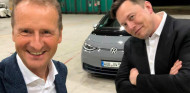 Herbert Diess y Elon Musk con un Volkswagen ID.3 - SoyMotor.com