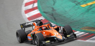 Drugovich vuelve al liderato de la F2 tras ganar en Barcelona - SoyMotor.com