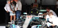 Bernie Ecclestone, junto a Niki Lauda en el box de Mercedes en 2017 – SoyMotor.com