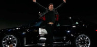 Elon Musk en la entrega de las primeras unidades del Model S Plaid - SoyMotor.com