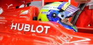Felipe Massa en el box de Ferrari con el F138 - LaF1
