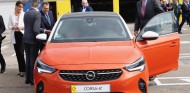 Felipe VI prueba el Opel Corsa-e en Figueruelas - SoyMotor.com