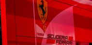 Distintivo de Ferrari y logo del equipo durante un GP esta temporada -SoyMotor.com