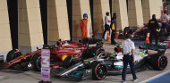 El Ferrari de Sainz, inspeccionado a fondo por la FIA en Baréin... y confirmó que era legal - SoyMotor.com