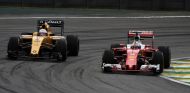 Sebastian Vettel (der.) junto a Kevin Magnussen (izq.) - SoyMotor.com