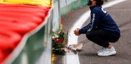 Gasly coloca flores en el lugar del accidente de Hubert en Spa - SoyMotor.com