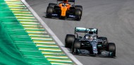 Lewis Hamilton y Carlos Sainz en el GP de Brasil 2019 - SoyMotor.com