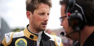 Romain Grosjean hablando con Julien Simon-Chautemps, ingeniero de Lotus, en Hungría - LaF1
