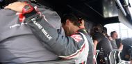 Romain Grosjean abraza a Guenther Steiner tras su abandono - SoyMotor.com