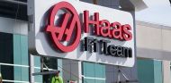 El logotipo de Haas F1 Team ya luce en la sede del equipo, situada en Kannapolis, Estados Unidos - LaF1