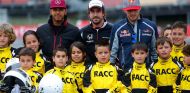 Lewis Hamilton, Fernando Alonso y Carlos Sainz con pilotos de karting cadete del RACC en Barcelona - SoyMotor.com
