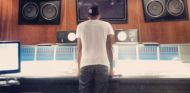 Hamilton en un estudio de grabación, en verano - LaF1